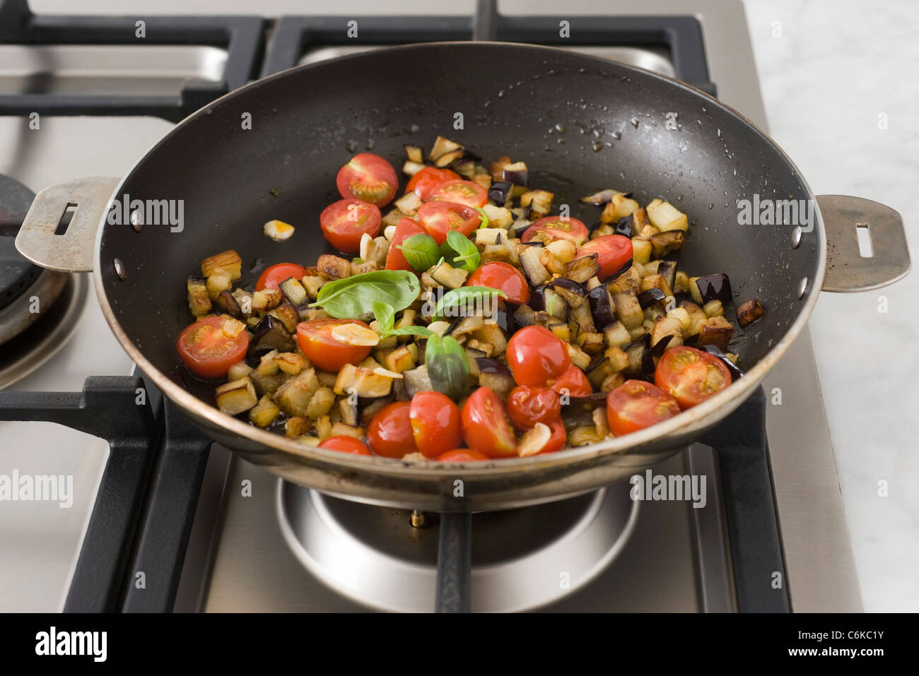 Radiatore mit Auberginen, Tomaten und Basilikum Stockfoto