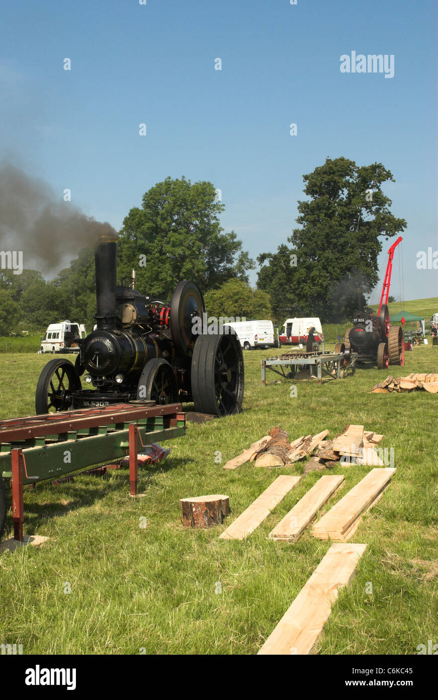 Fowler 6nhp A4 Zugmaschine "Monty" - 1900 gebaut und in einer Säge-Mühle-Szene bei der Wiston Park Steam Rally (links) abgebildet. Stockfoto