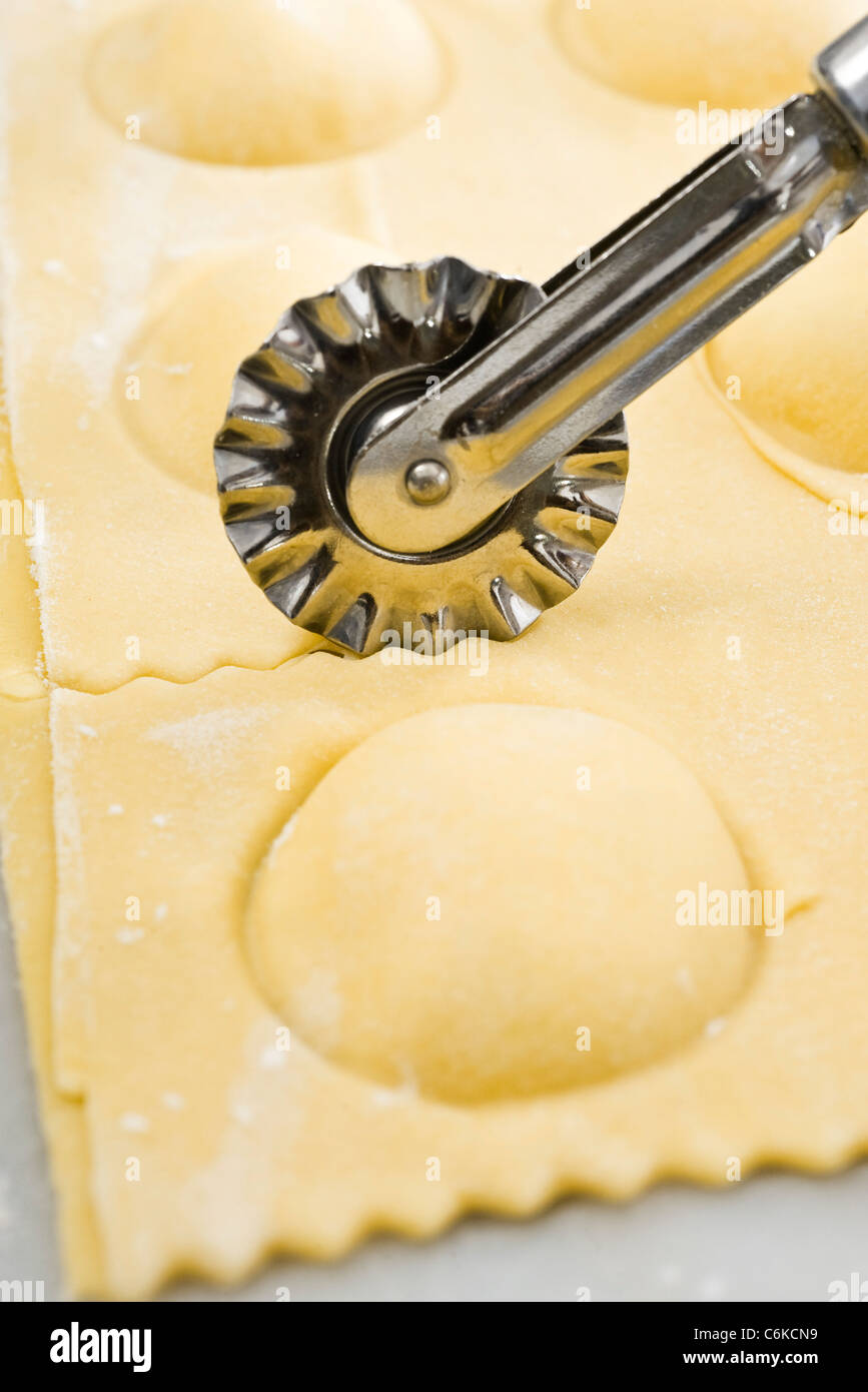 Schneiden frische Ricotta-Ravioli mit Gebäck-Rad Stockfoto