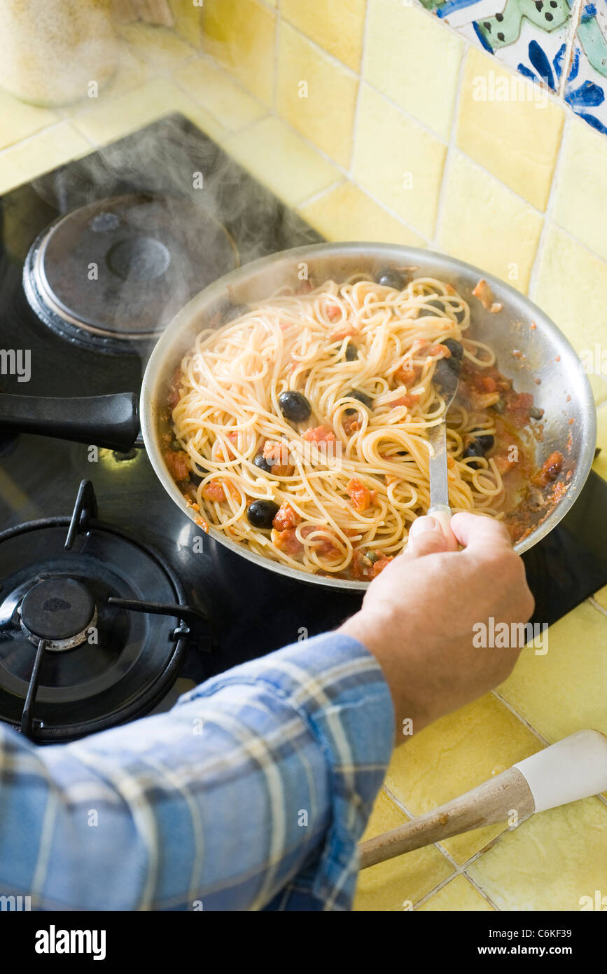 Spaghetti mit Puttanesca Soße Stockfoto