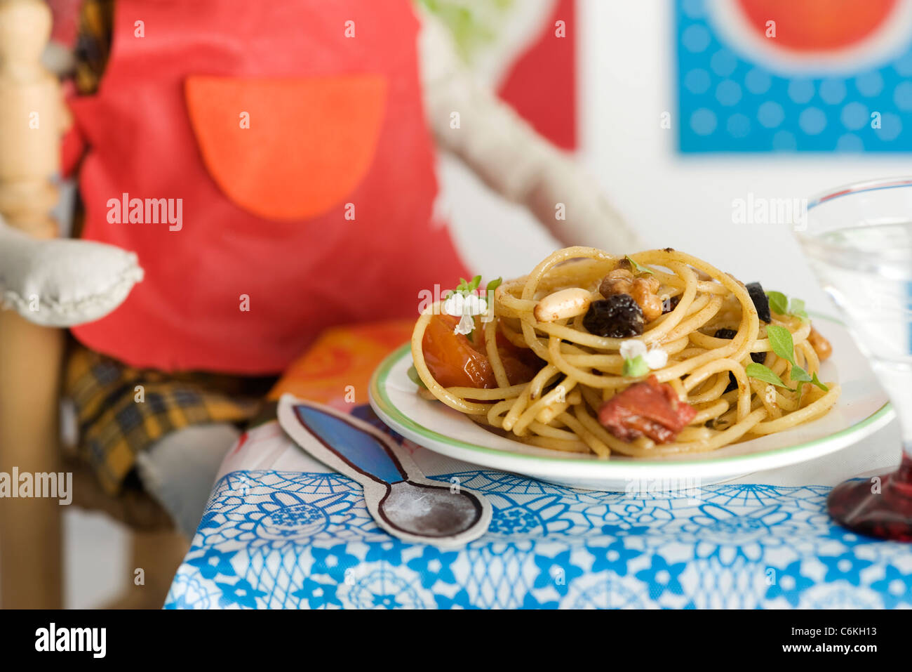 Spaghetti mit Nüssen und Rosinen Stockfoto