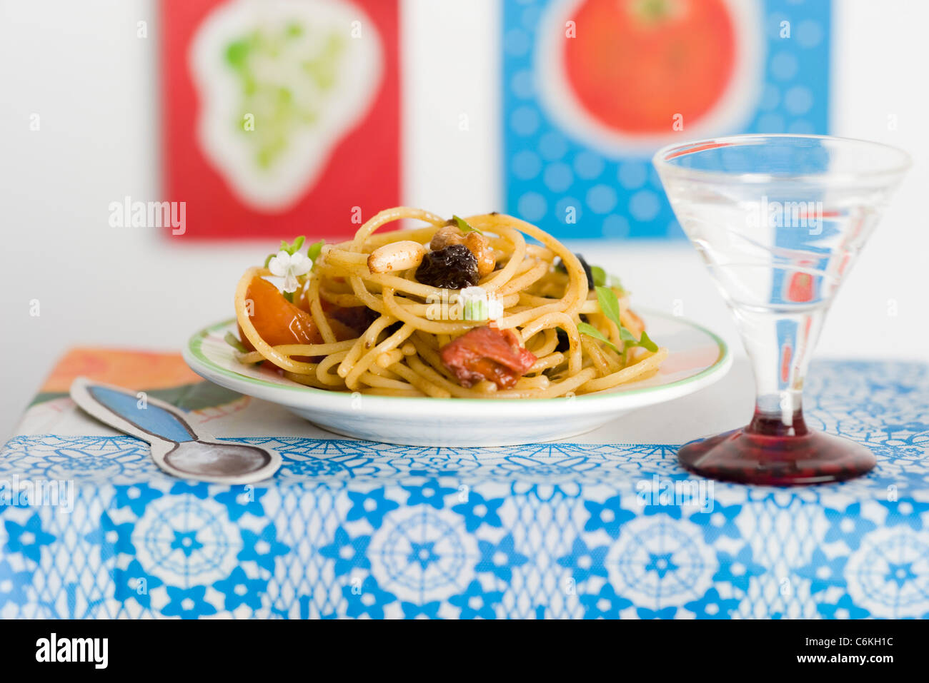 Spaghetti mit Nüssen und Rosinen Stockfoto