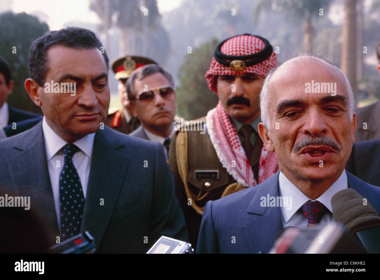 König Hussein von Jordanien auf Staatsbesuch nach Ägypten für Gespräche mit ägyptischen Präsidenten Hosni Mubarak, im Palazzo Kubbeh. Stockfoto