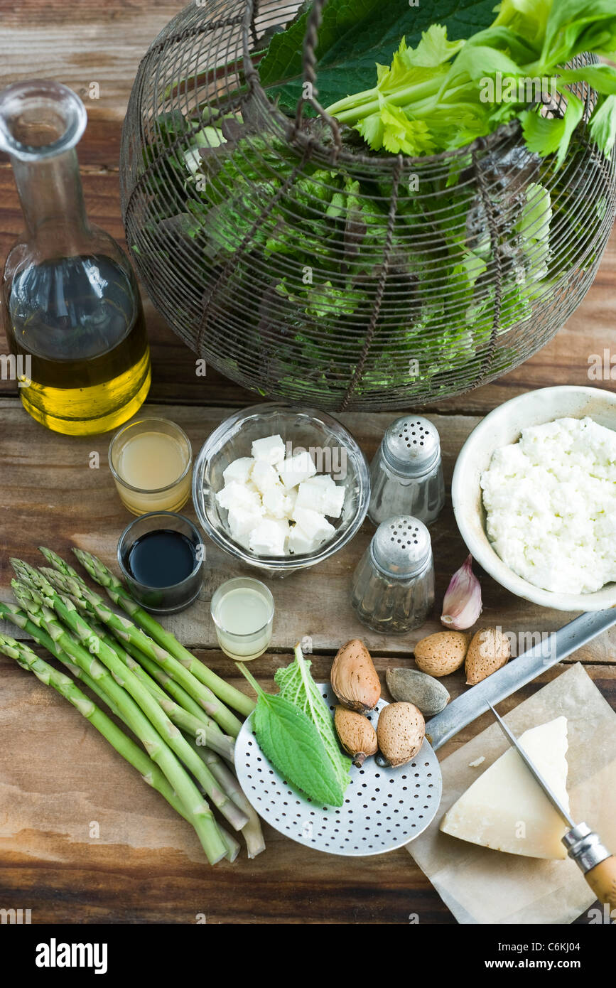 Salat mit Spargel und ricotta Stockfoto