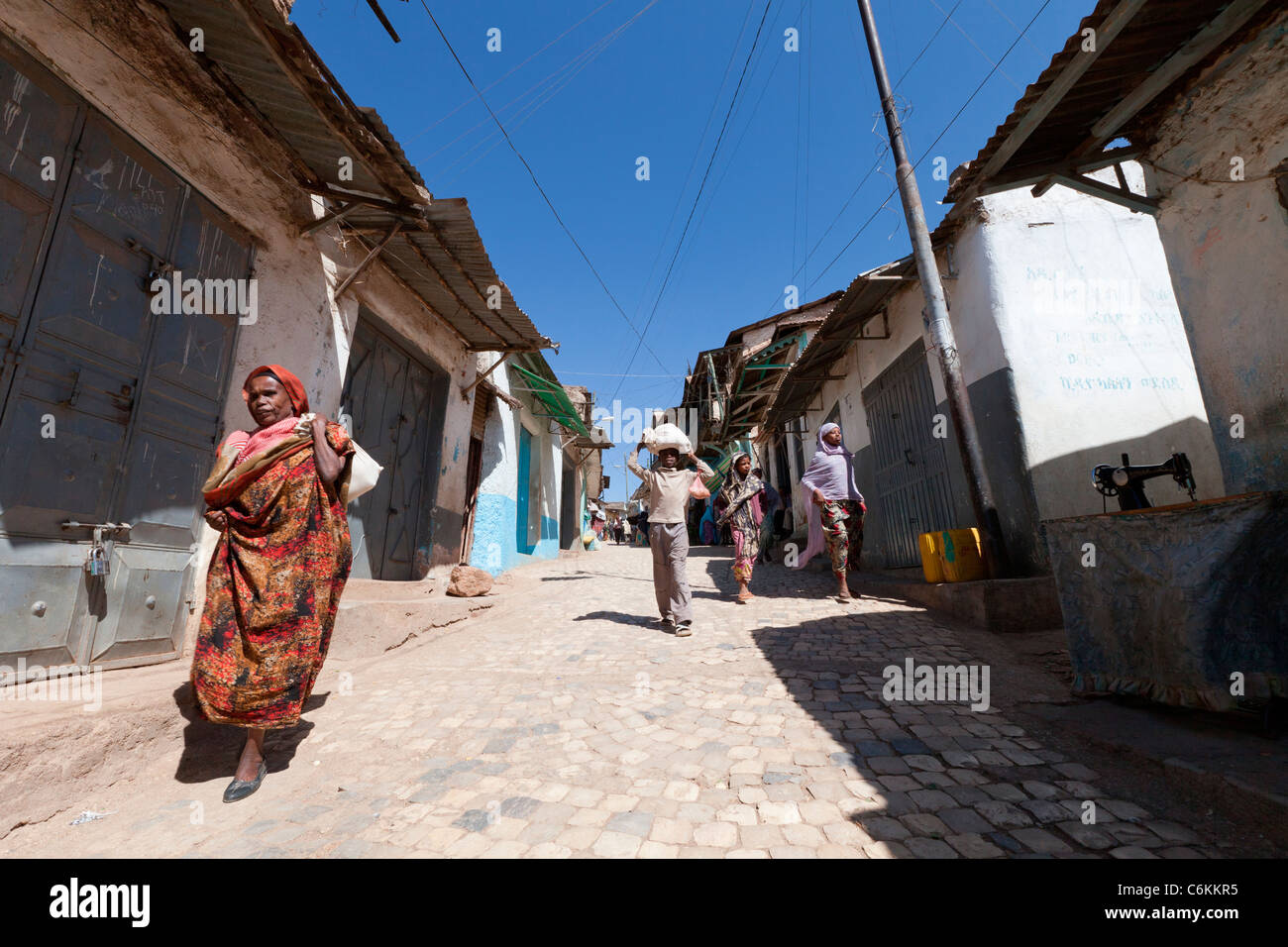 Die traditionellen gepflasterten Straße von Mekina Girgir [Maschine Road] in der ummauerten Stadt Harar in Ost-Äthiopien, Afrika. Stockfoto