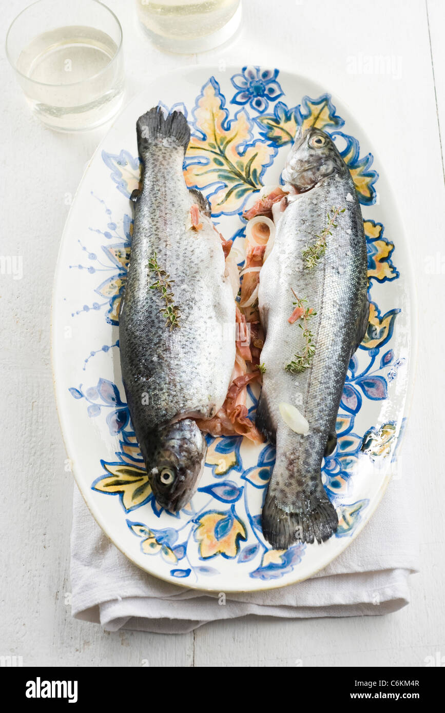 Forelle mit Serrano-Schinken Stockfoto