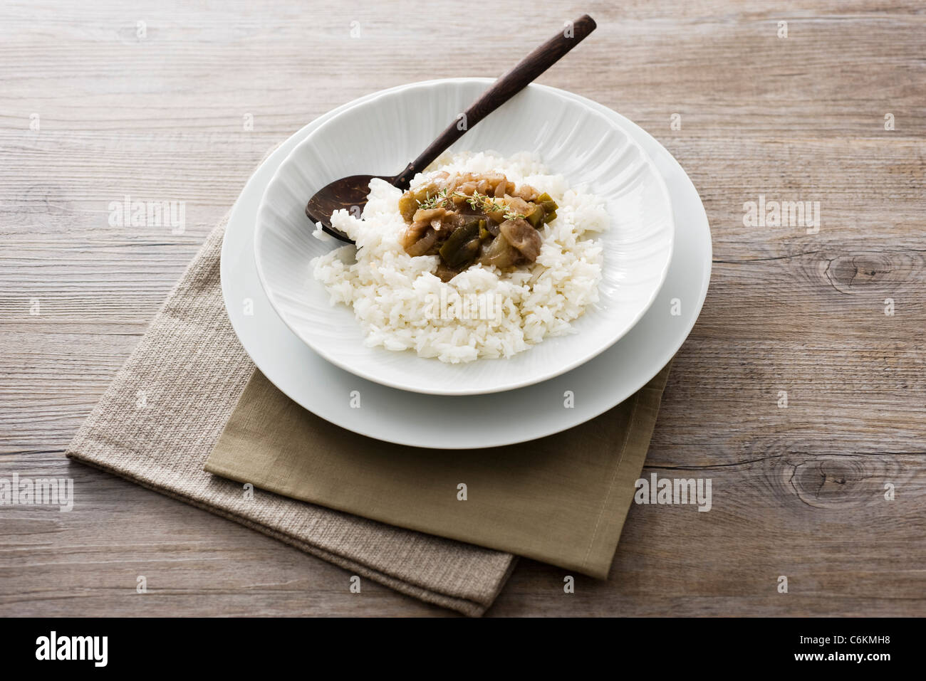 Knoblauch und Zwiebel Marmelade über Reis Stockfoto