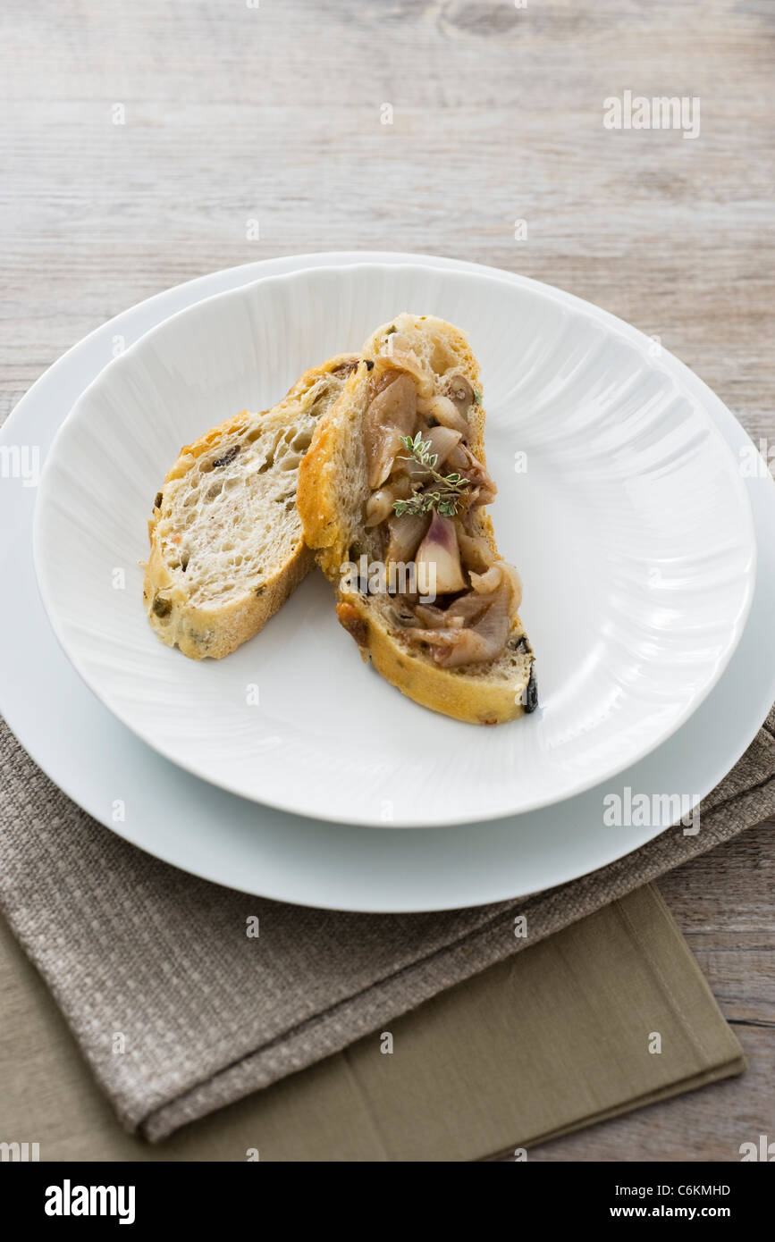 Knoblauch und Zwiebel Marmelade auf Brot Stockfoto