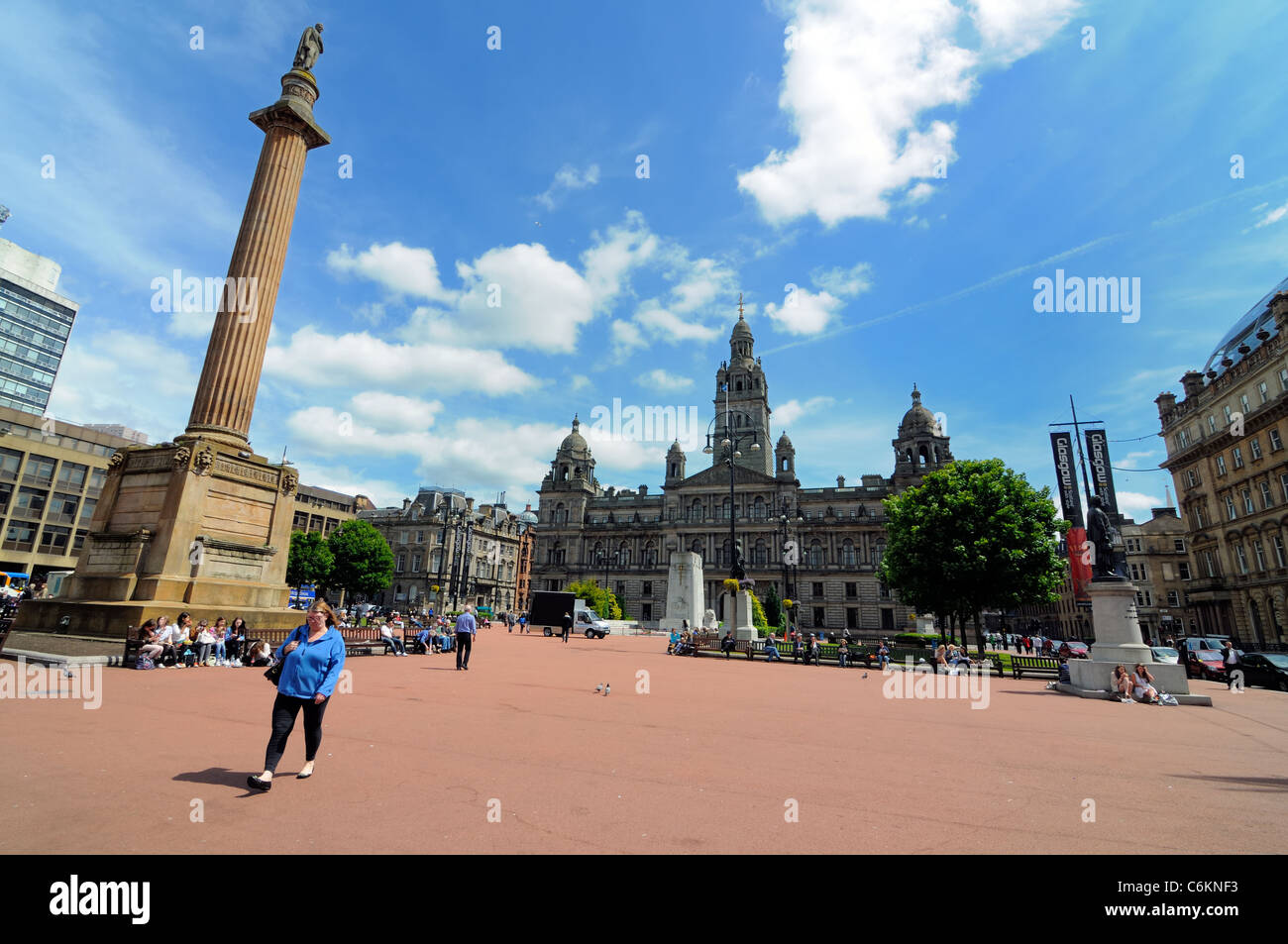 George Square Glasgow in Glasgow City Chambers und einer Statue von Sir Walter Scott Stockfoto