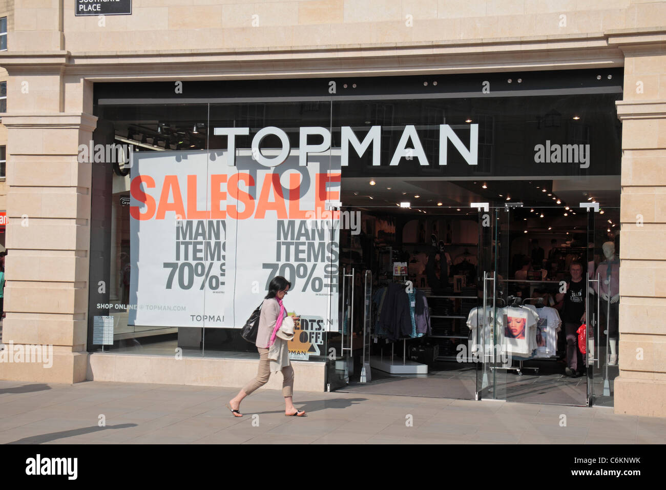 Ein Verkauf beworbenen in die Frontscheibe des Topman Bekleidungsgeschäft, SouthGate Bad Einkaufszentrum, Bath, Großbritannien Stockfoto