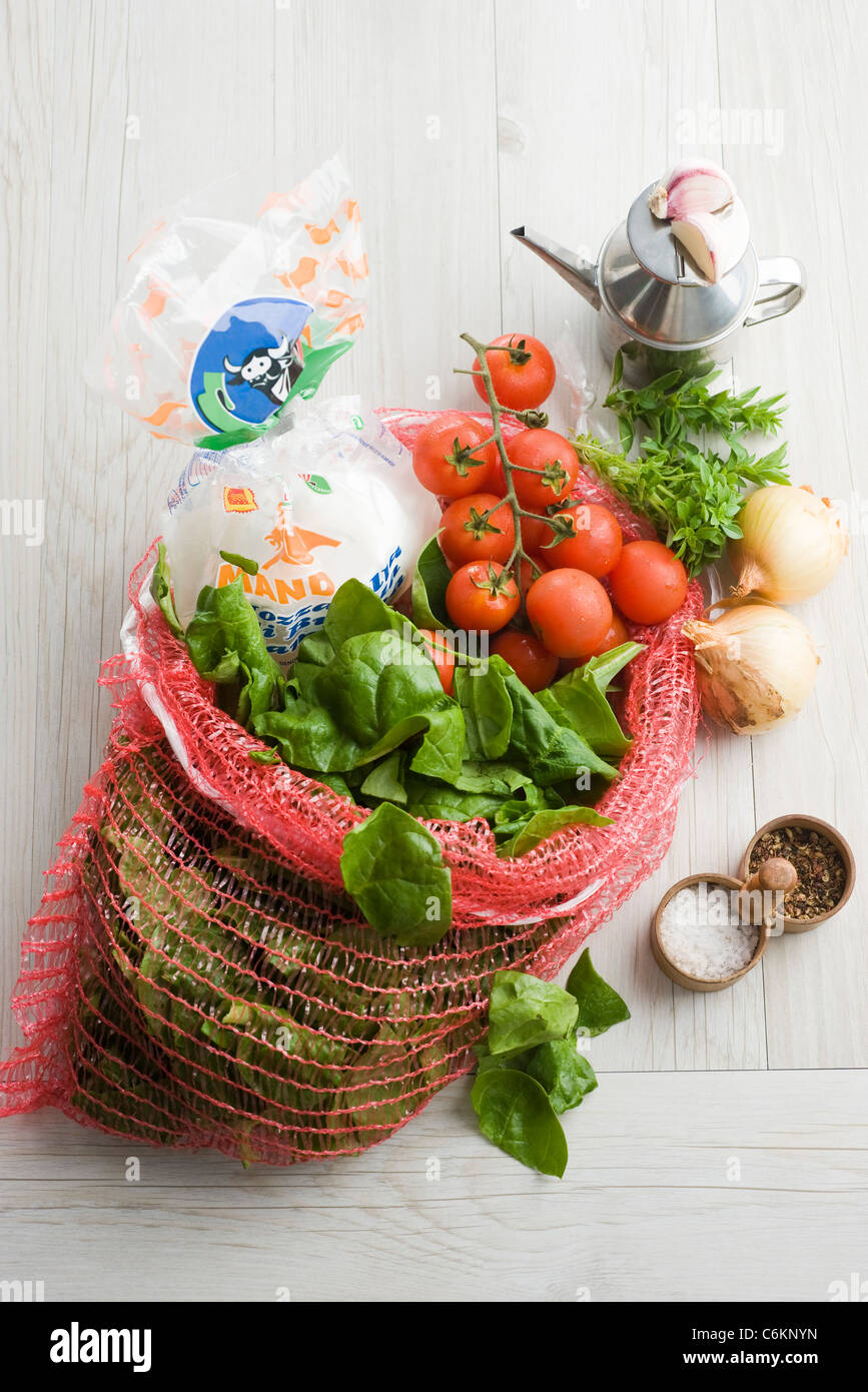 Mozzarella-Gratin mit Spinat und Kirschtomaten Stockfotografie - Alamy