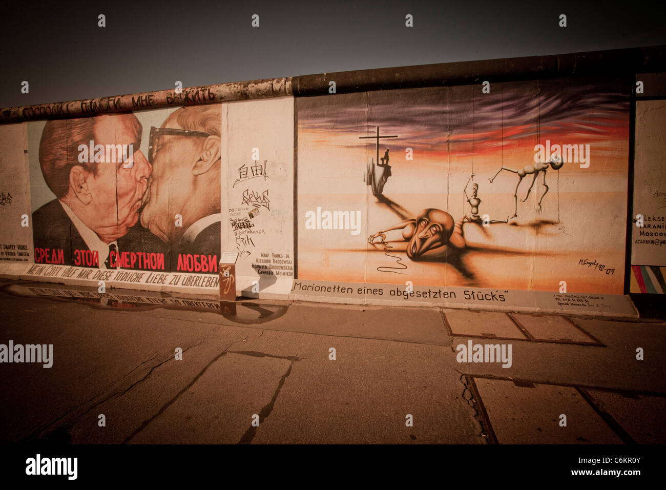 Übermalt Wandmalerei an der East Side Gallery, Berliner Mauer, Mauer, der Kuss, Berlin, Deutschland Stockfoto