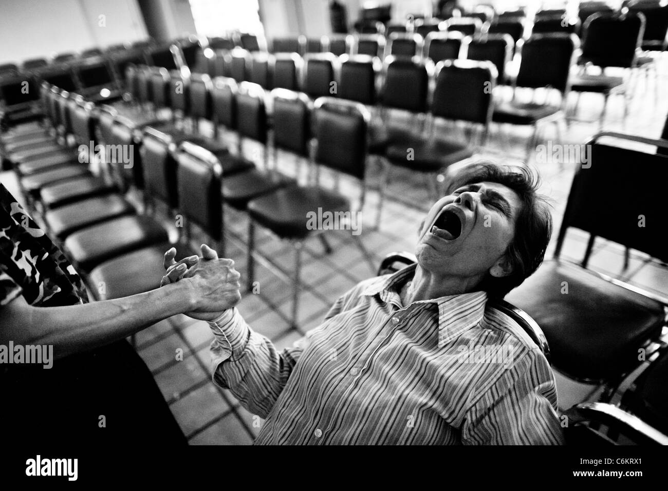 Eine mexikanische Frau schreit intensiv während des Exorzismus Ritus in der Kirche in Mexiko-Stadt, Mexiko durchgeführt. Stockfoto