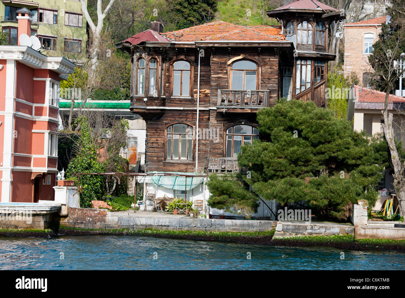 Bosporus-Villa, Yalis,(Turkish Word), Luxus-Häuser am Wasser, typische, traditionelle Holzkonstruktionen, Goldenes Horn, Istanbul, Türkei Stockfoto