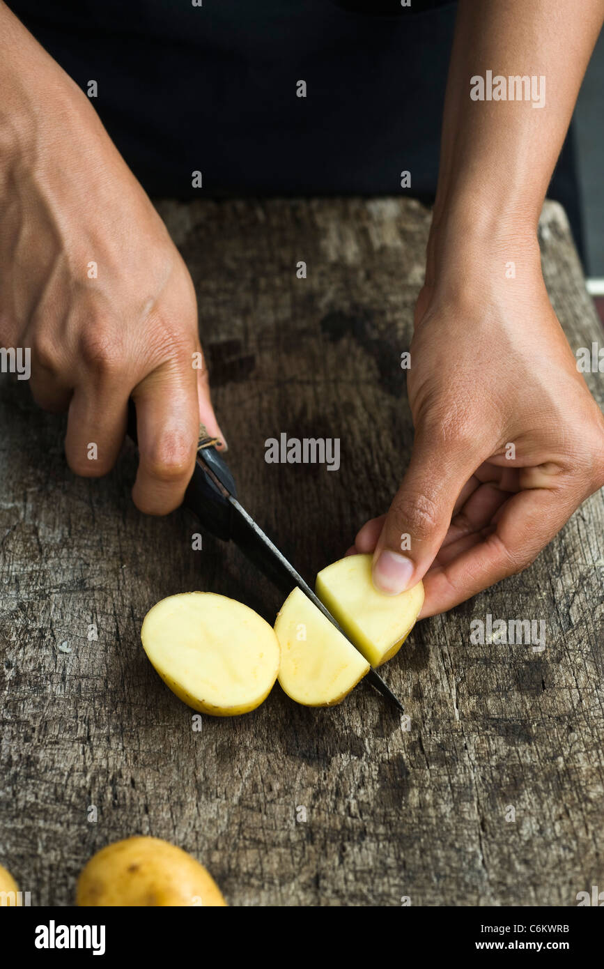 Schneiden-Baby-Kartoffeln Stockfoto