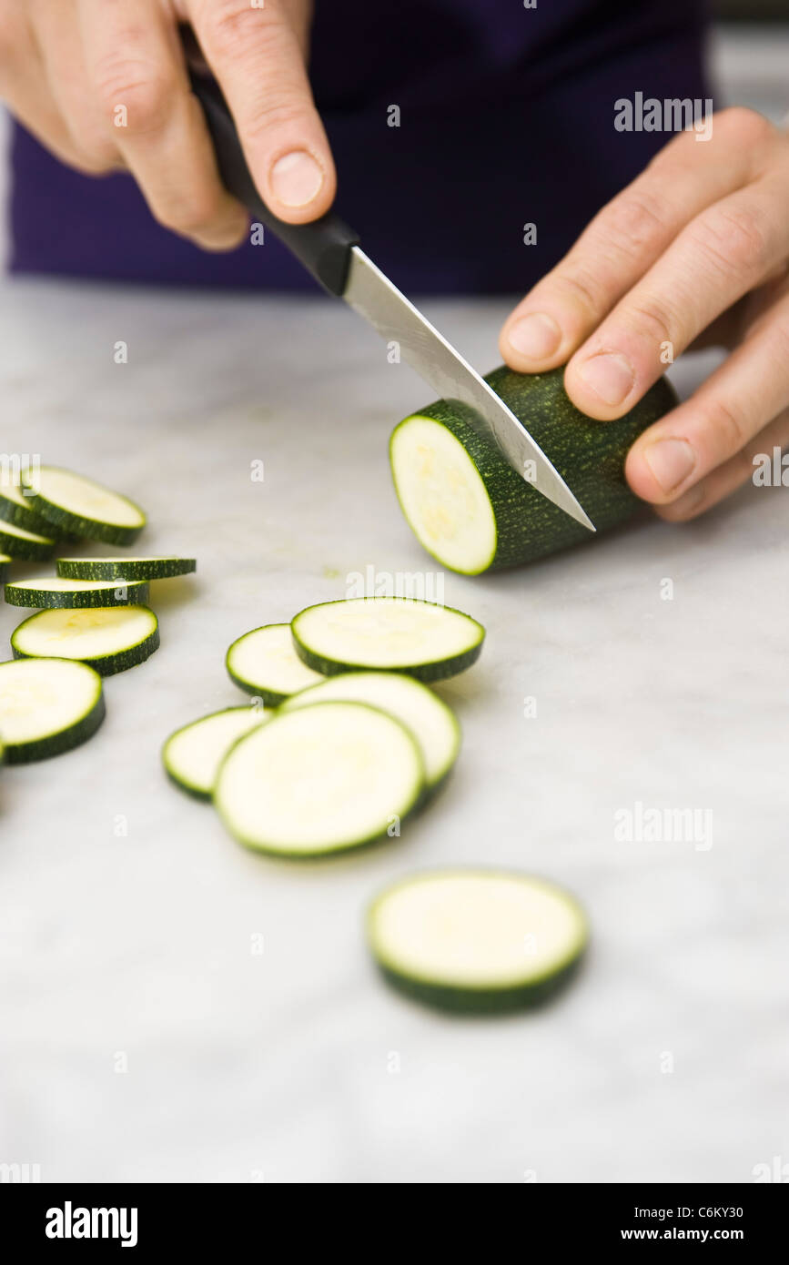 Zucchini schneiden Stockfoto