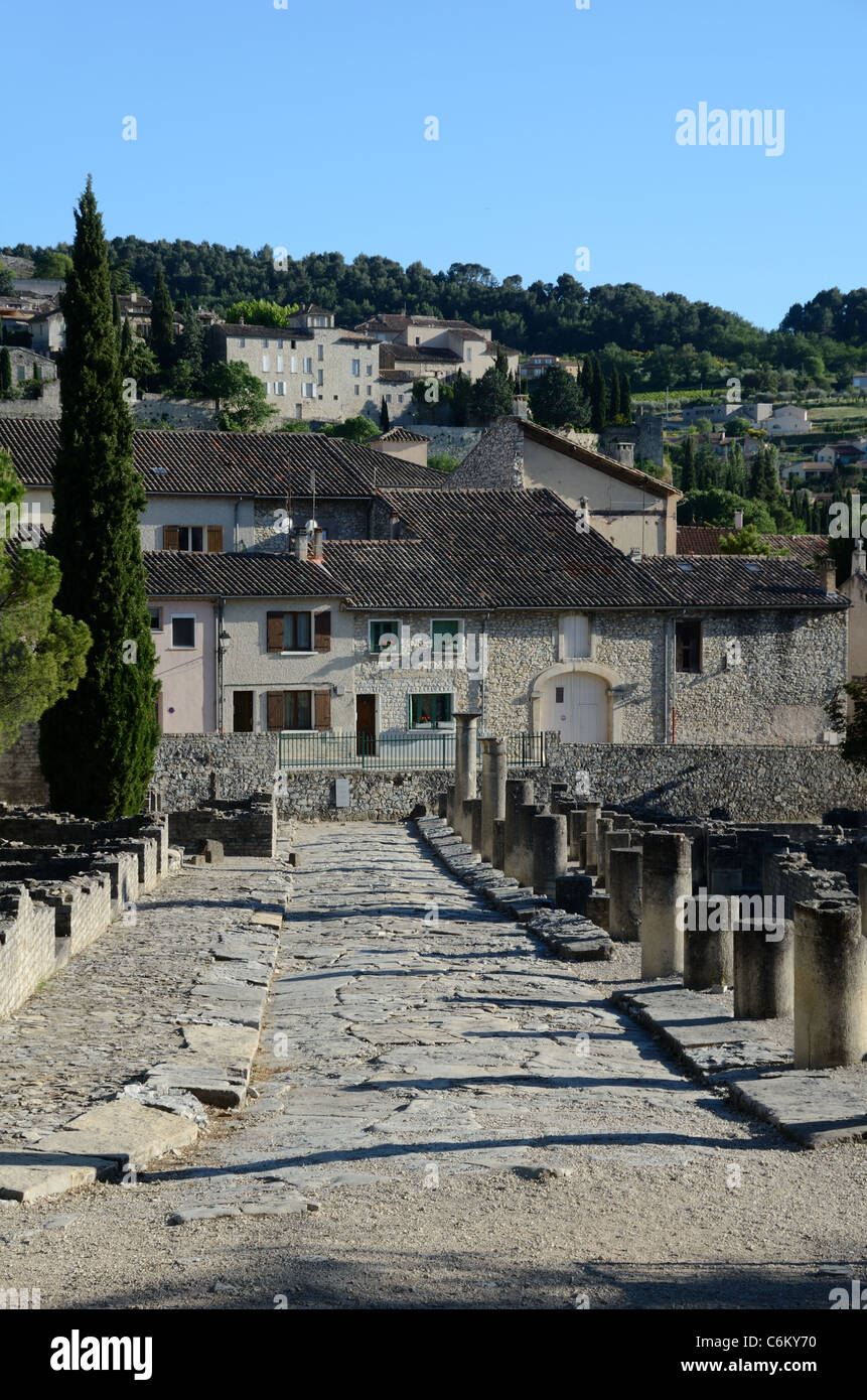 Hauptstraße oder Römerstraße in der römischen Stadt, römische Überreste oder Ruinen von Vaison-la-Romaine, Vaucluse, Provence, Frankreich Stockfoto