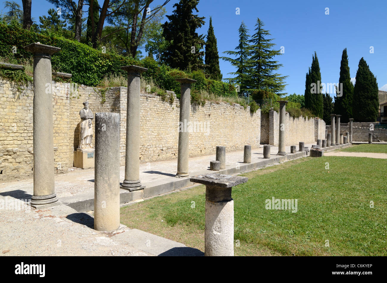 Portique de Pompée, Römischer Platz, Promenade oder öffentlicher Garten, römische Ruinen, Vaison-la-Romaine, Quartier de Puymin, Vaucluse, Provence, Frankreich Stockfoto