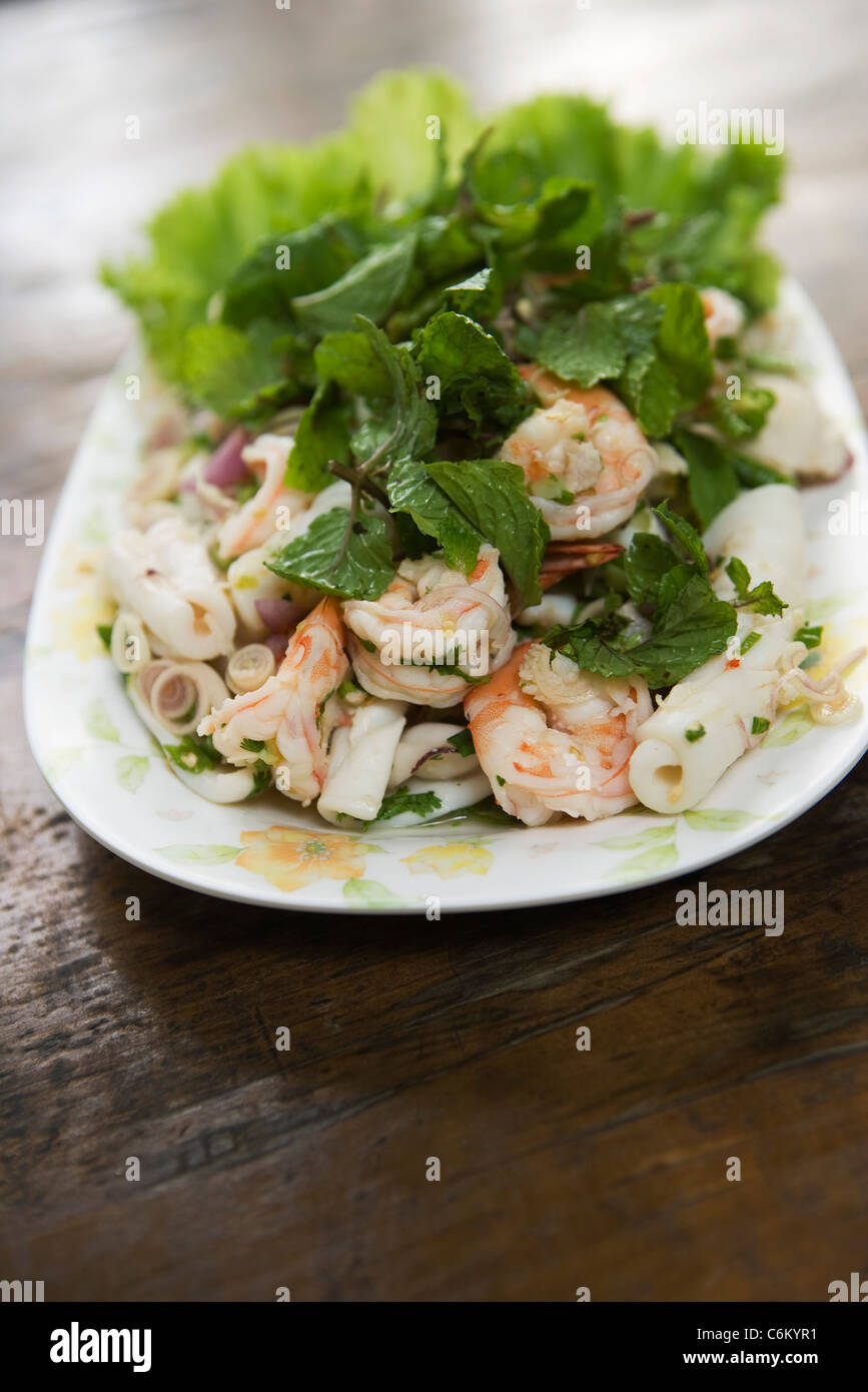 Meeresfrüchte-Salat mit Minze Stockfoto