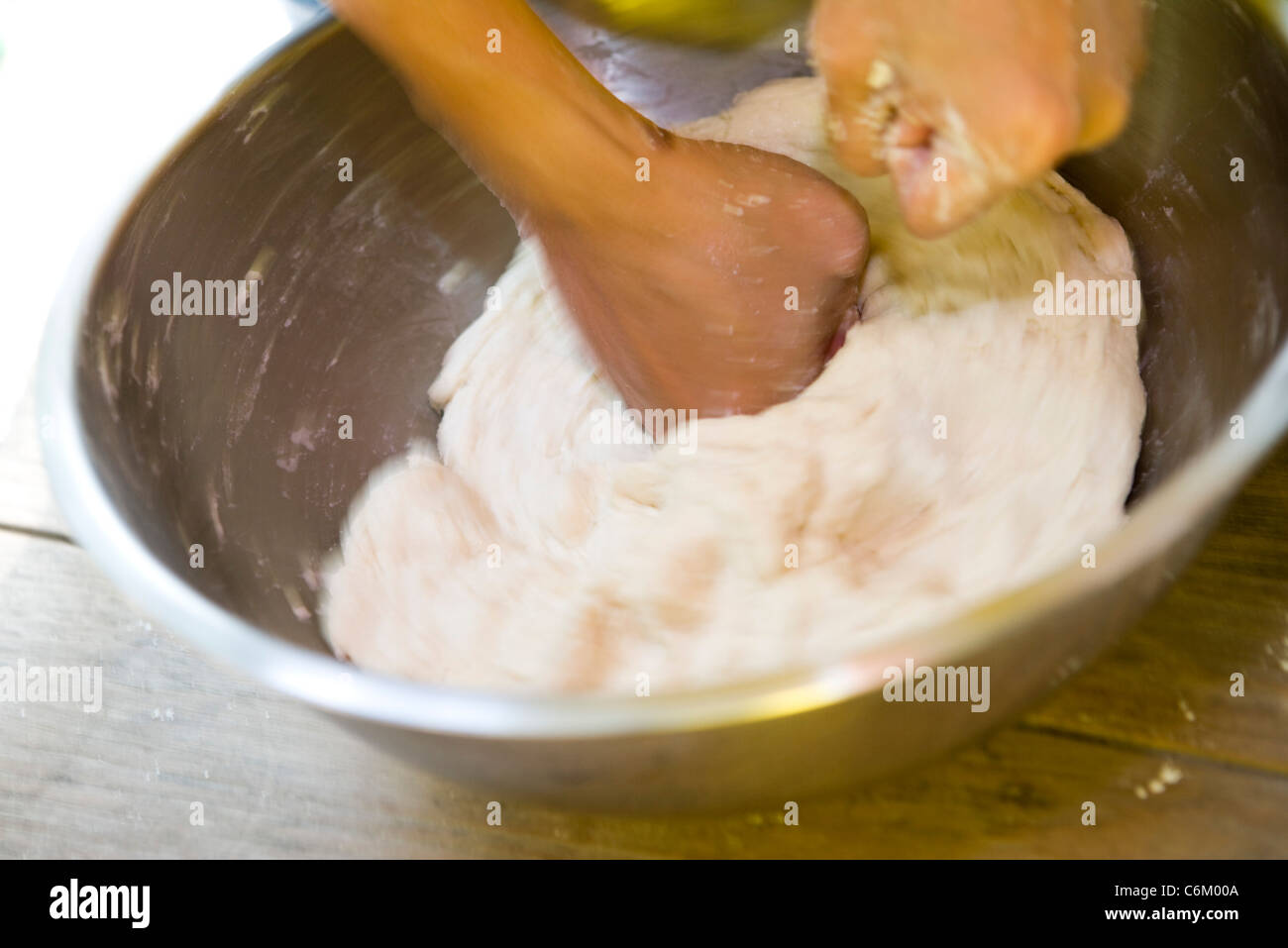 Kneten von Teig für die Herstellung von roti Stockfoto