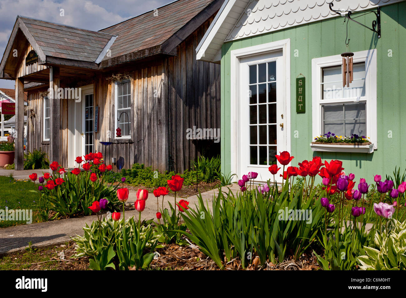 Kleine Hütten mit Tulpe Garten Anzeige in Shipshewana, Indiana, USA  Stockfotografie - Alamy