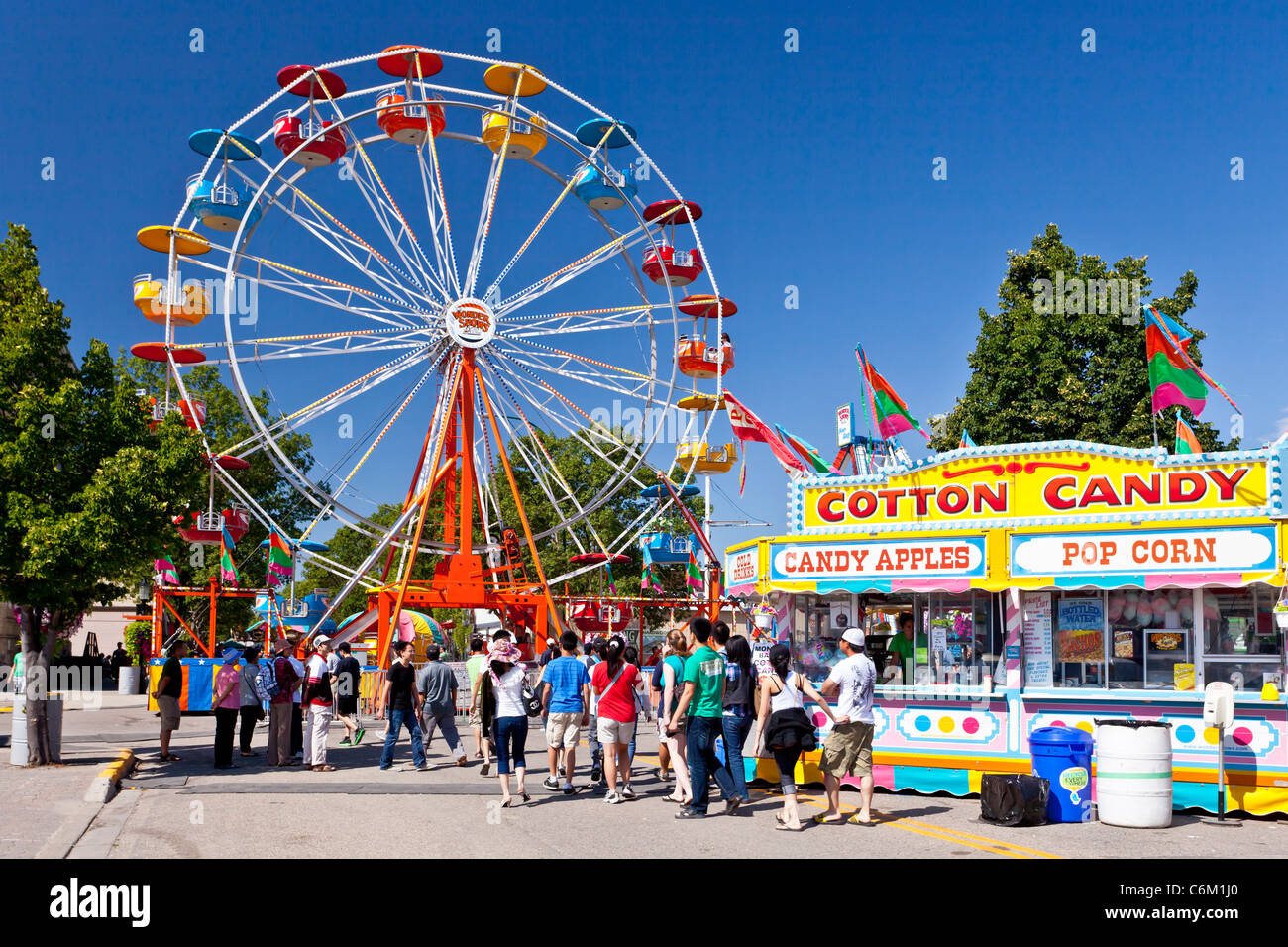 Riesenrad und Midway Kioske am Mais und Apfelfest in Morden, Manitoba, Kanada. Stockfoto