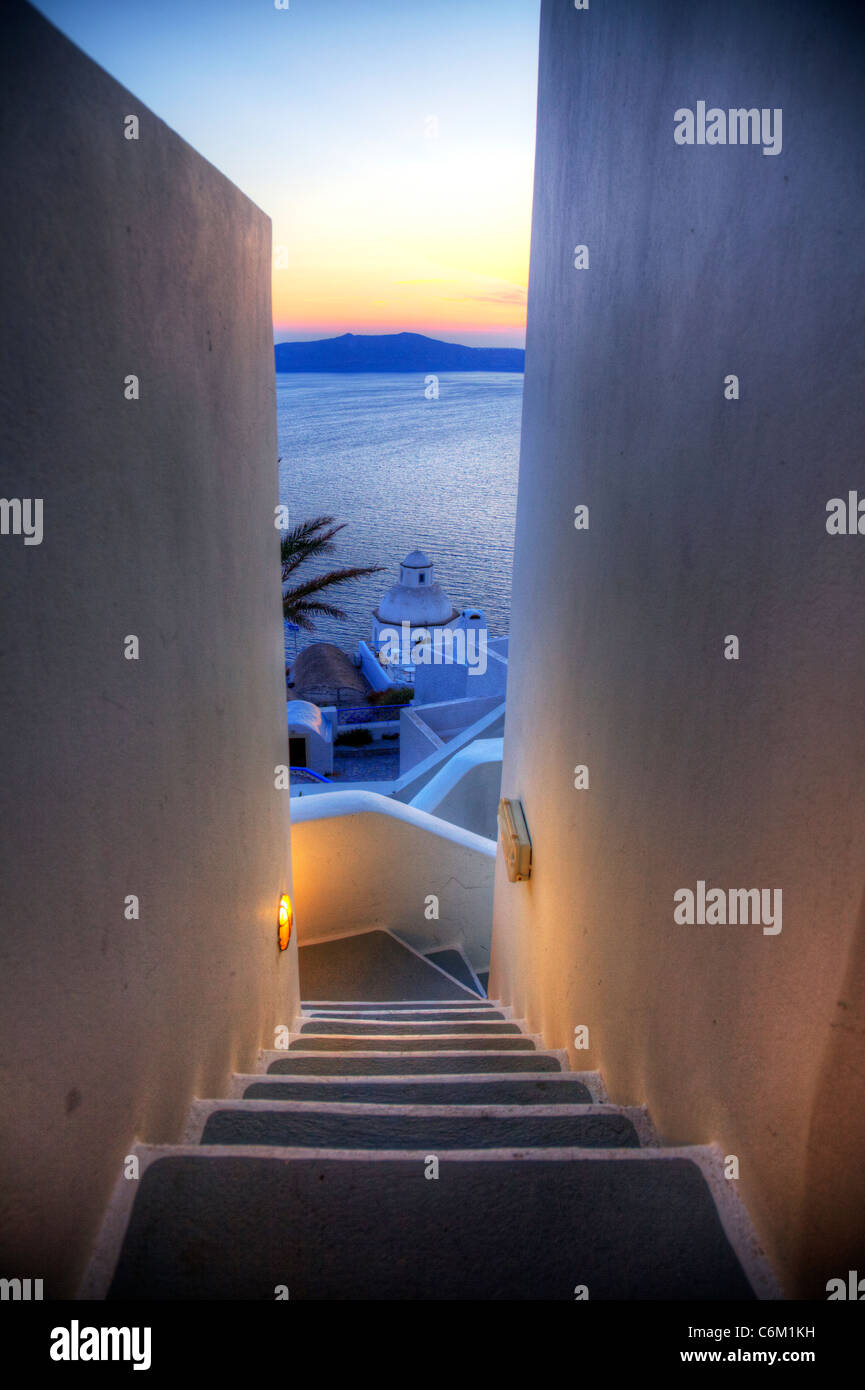 Auf der Suche nach legendären Treppenstufen von Santorini, griechische Insel, Griechenland, typische Sonnenuntergang gegen die weißen gewaschenen Wände von Gebäuden Stockfoto