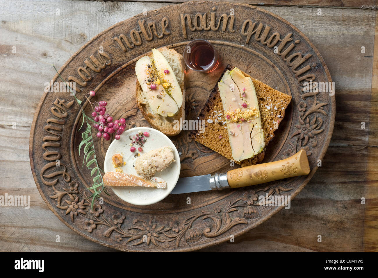 Gänsestopfleber mit Brot und frischen Pfefferkörner auf Teller Stockfoto