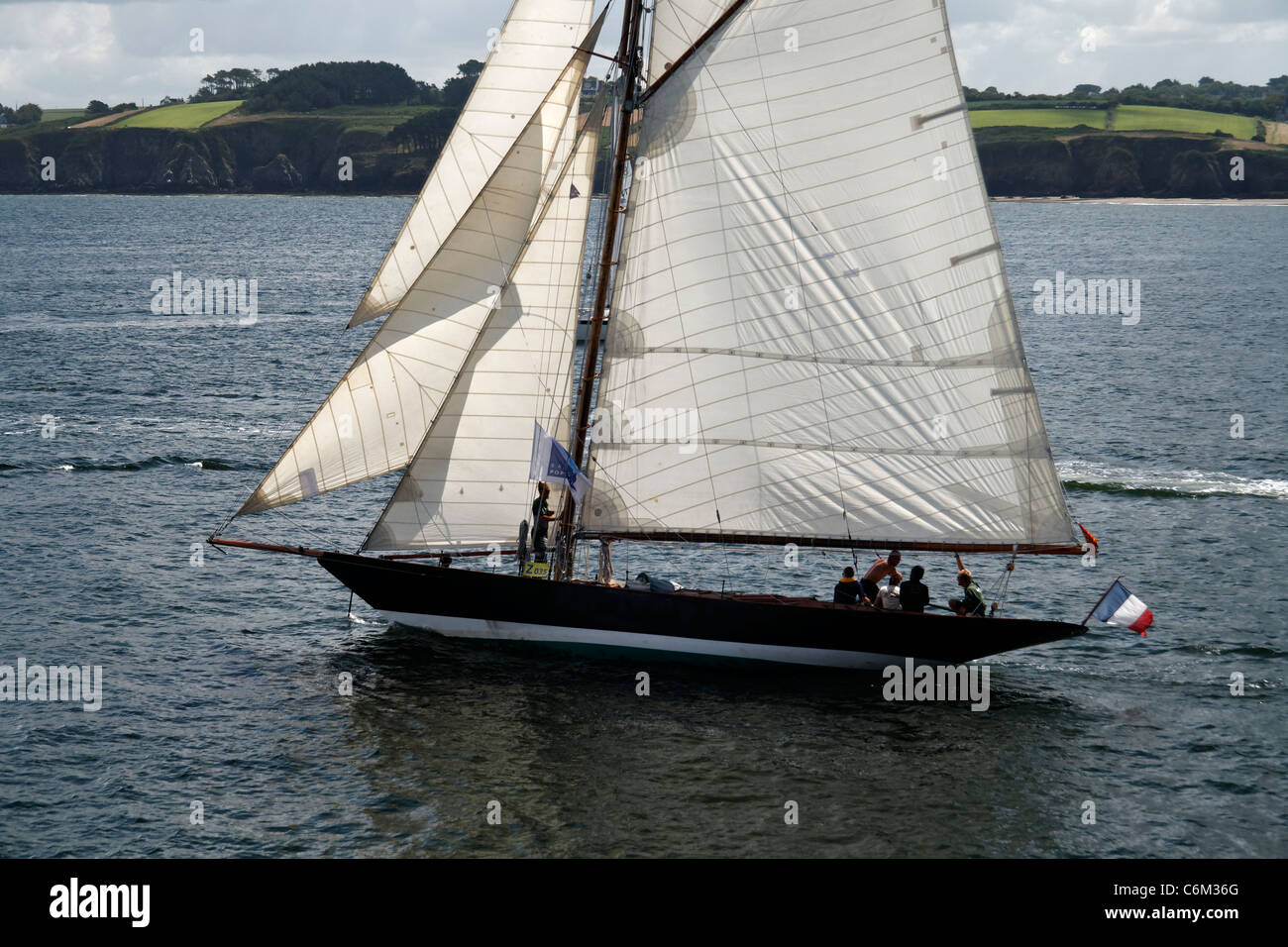 Pen Duick (Eric Tabarly's Boot), Regatta in der Bucht von Douarnenez, maritime Festival (Finistère, Bretagne, Frankreich). Stockfoto