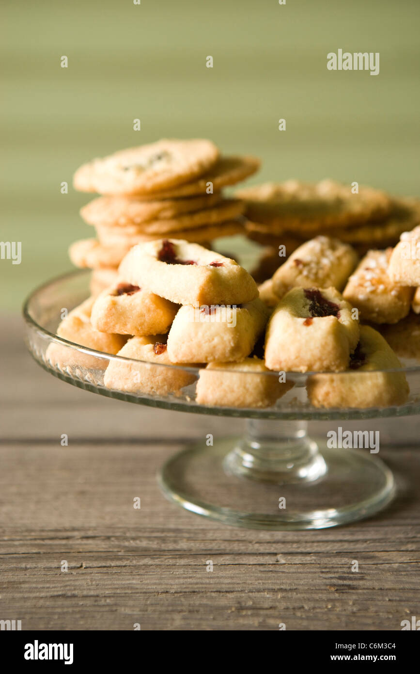 Schwedische Kekse, Finska pinnar, Syltgrotta (Marmelade Spritzgebäck) und Korintkaka (Rosinen Cookies) Stockfoto