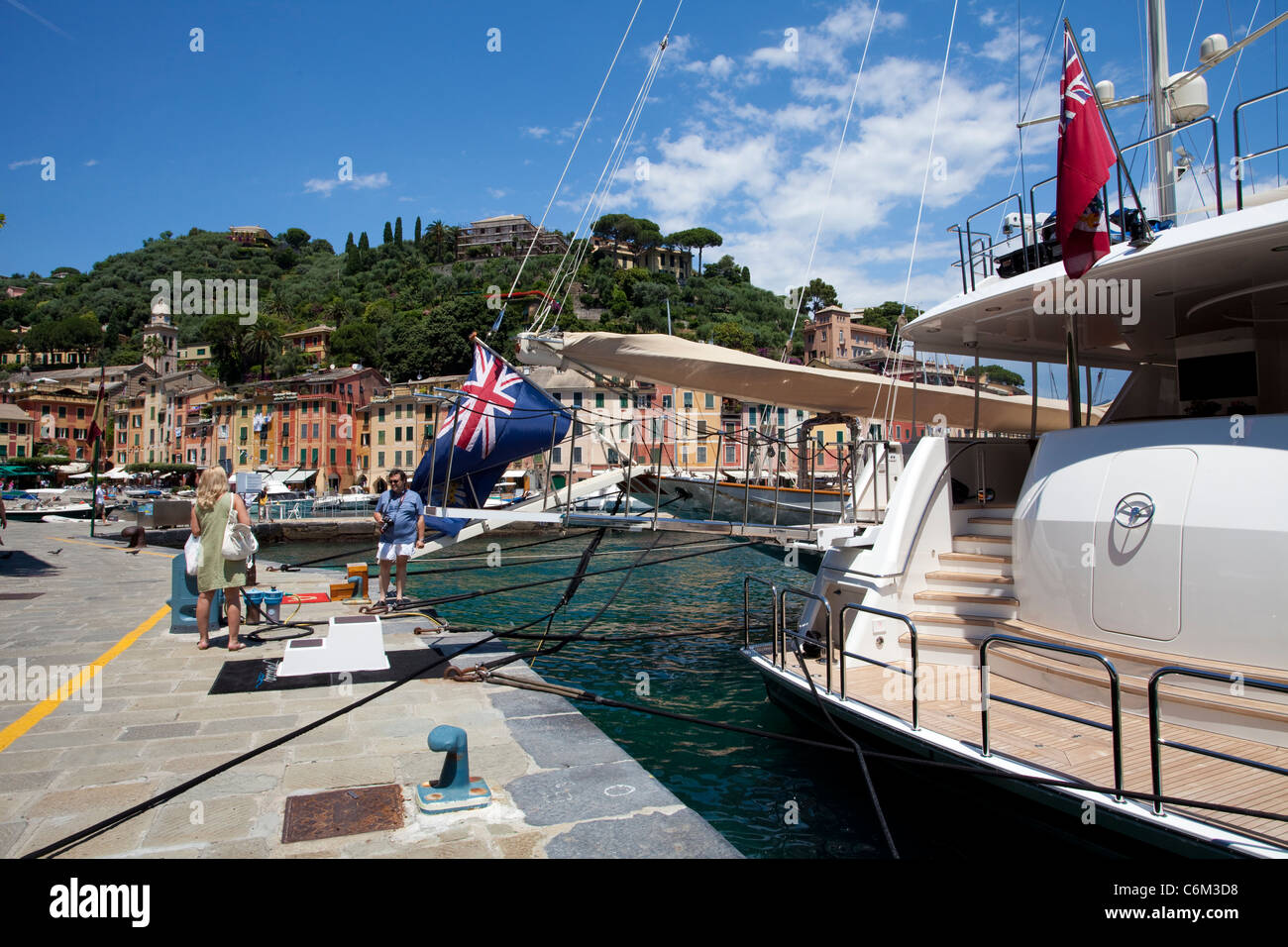 Luxus Yachten am Liegeplatz, malerischen Fischerdorf Portofino, Ligurien di Levante, Italien, Ligurisches Meer, Mittelmeer, Europa Stockfoto