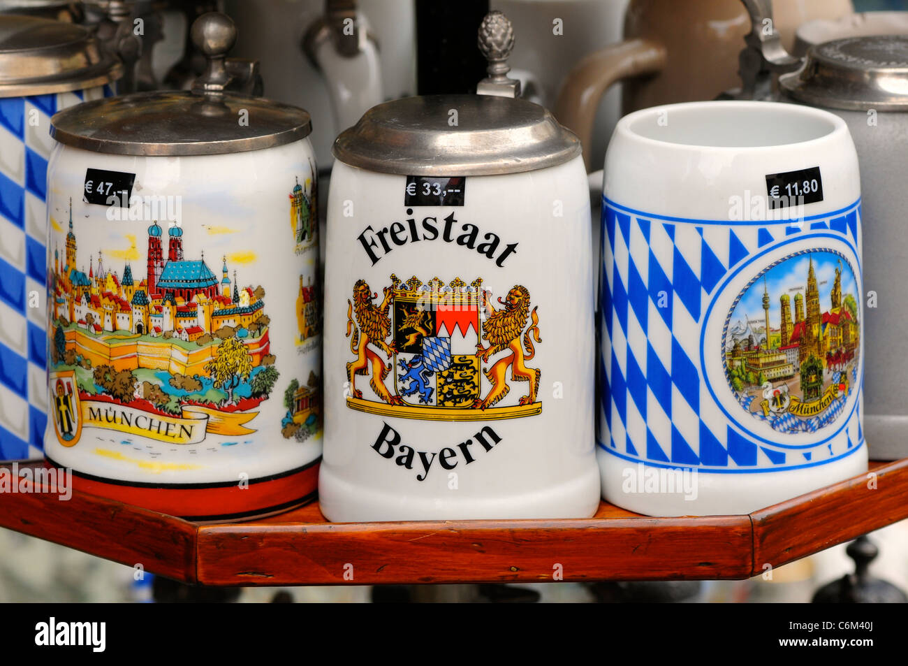 Souvenir-Bierkrüge zu verkaufen in München, Deutschland Stockfoto
