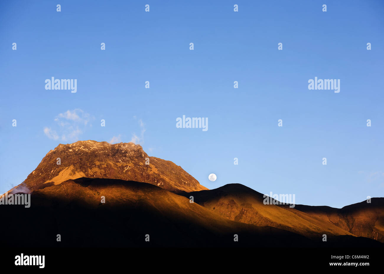 Inaktive Vulkan Imbabura und Sonnenuntergang mit Mond in Ecuador Stockfoto