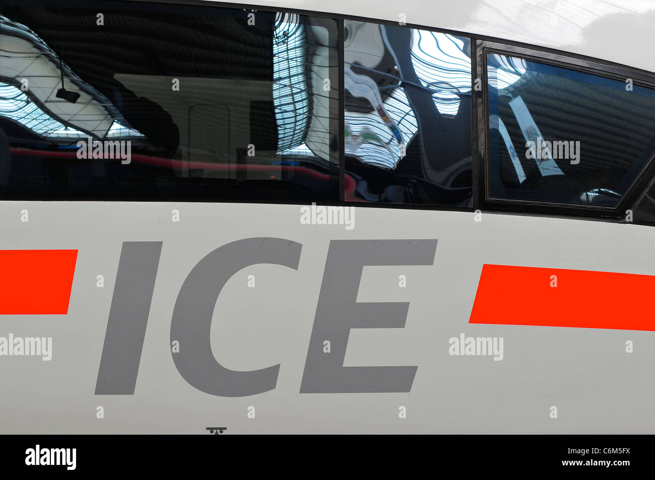 InterCIty-Express / ICE-Zug am Münchner Hauptbahnhof, München, Deutschland Stockfoto