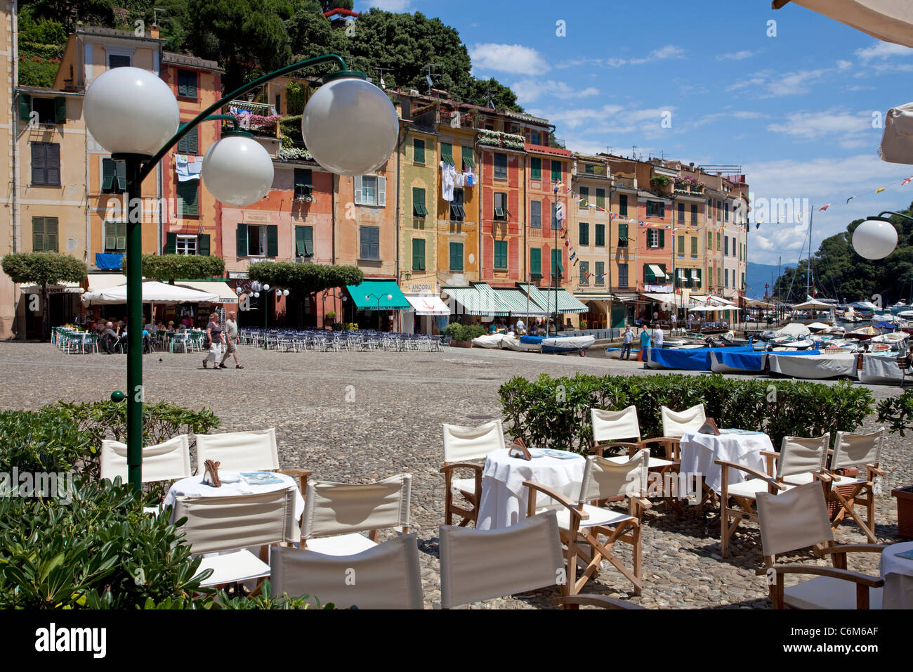 Hafen Restaurants im malerischen Fischerdorf Portofino, Ligurien, italienische Riviera di Levante, Italien, Mittelmeer, Europa Stockfoto