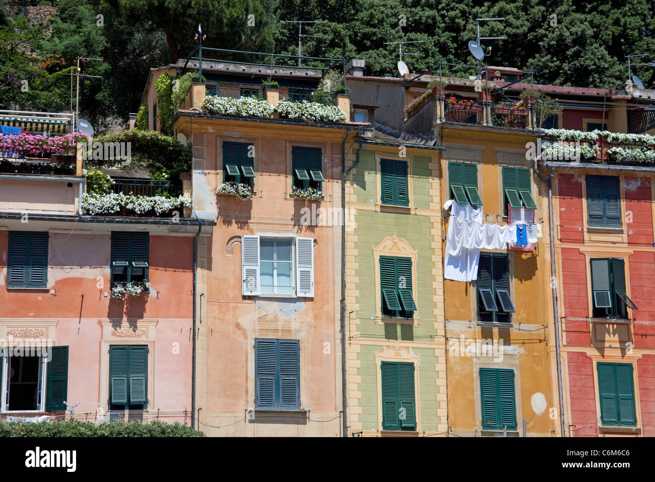 Reihe von Häusern mit heraus hängender Wäsche an malerischen Fischerdorf Portofino, Ligurien di Levante, Italien, Ligurisches Meer, Mittelmeer, Europa Stockfoto