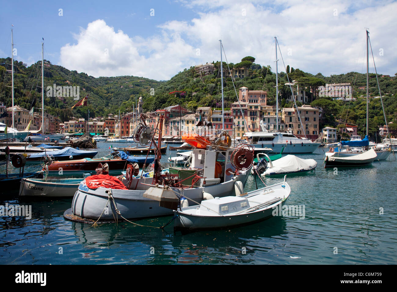 Fischerboote und Yachten im Hafen des malerischen Fischerdorf Portofino, Ligurien, italienische Riviera di Levante, Italien, Mittelmeer, Europa Stockfoto