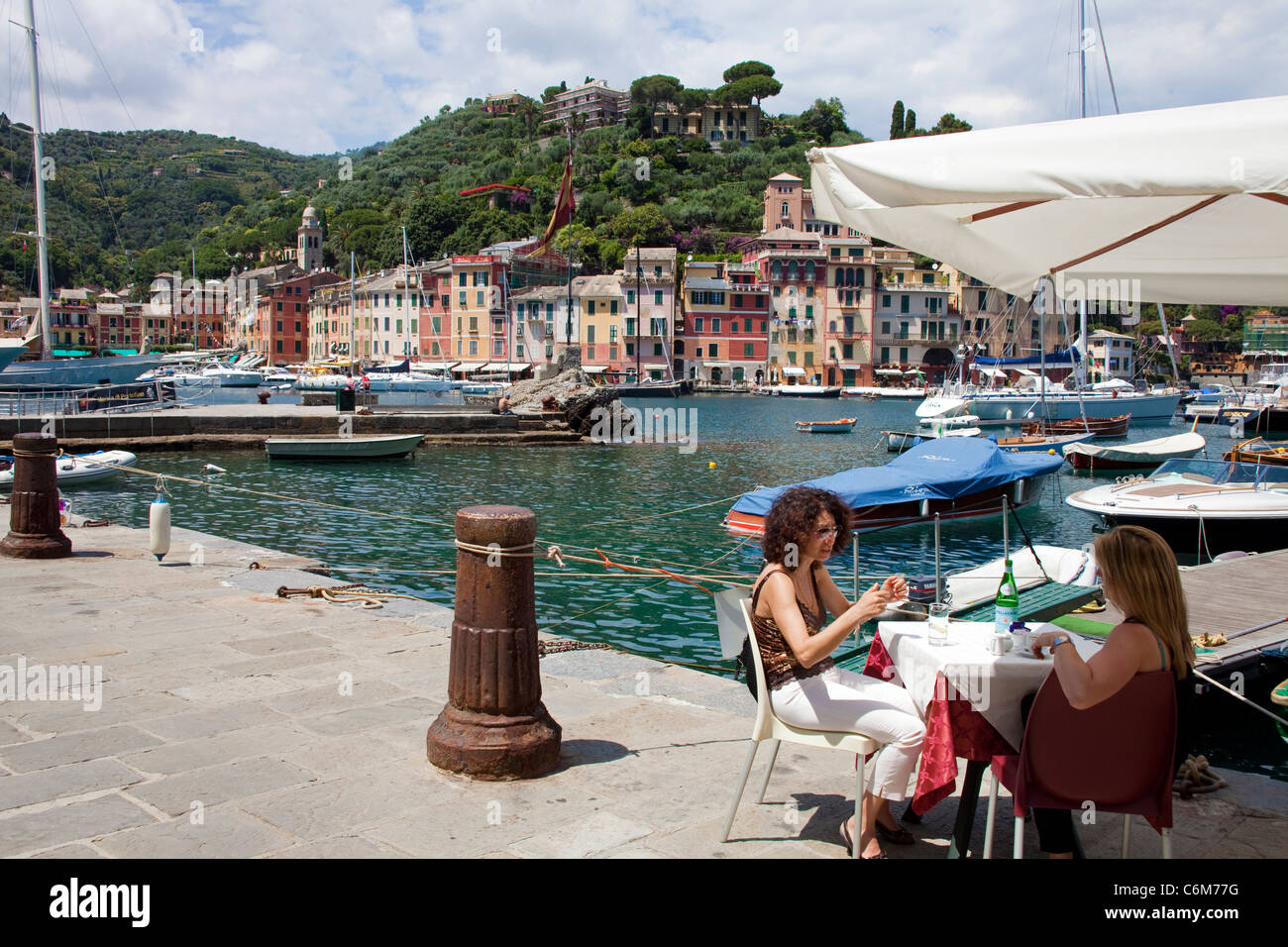 Hafen Restaurant im malerischen Fischerdorf Portofino, Ligurien, italienische Riviera di Levante, Italien, Mittelmeer, Europa Stockfoto