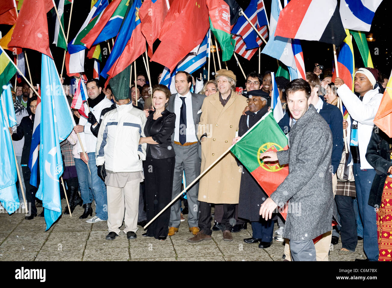 David Jones und Kate Robertson, Co-Gründer von "One Young World" Pose mit Sir Bob Geldof und Erzbischof Desmond Tutu Öffnung Stockfoto