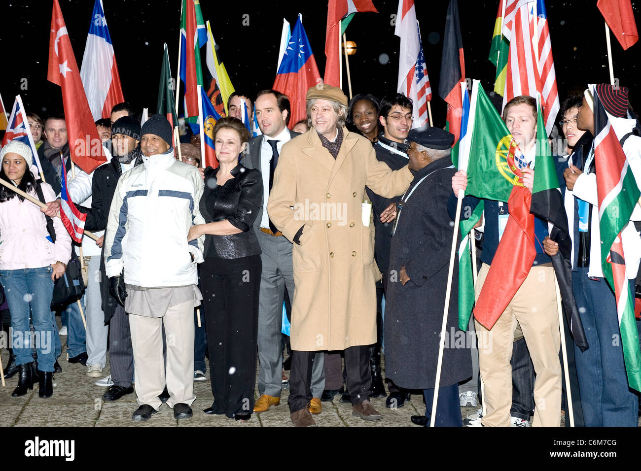 David Jones und Kate Robertson, Co-Gründer von "One Young World" Pose mit Sir Bob Geldof und Erzbischof Desmond Tutu Öffnung Stockfoto