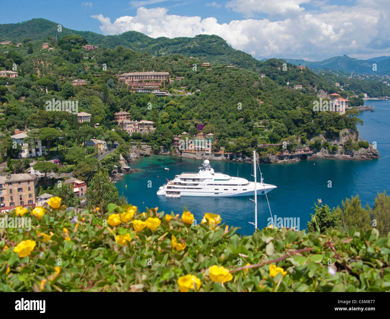 Luxusyacht Anker in der Bucht von Portofino, Fischerdorf und Ferienort am di Levante Ligurien, Italienische Riviera, Italien, Europa Stockfoto