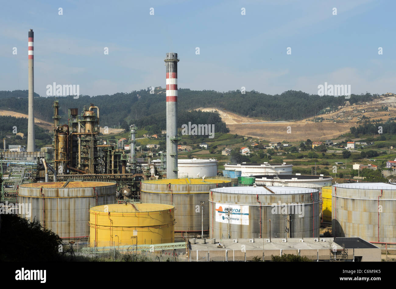 Die Coruna Repsol Raffinerie Lagertanks und Schornsteine Stockfoto