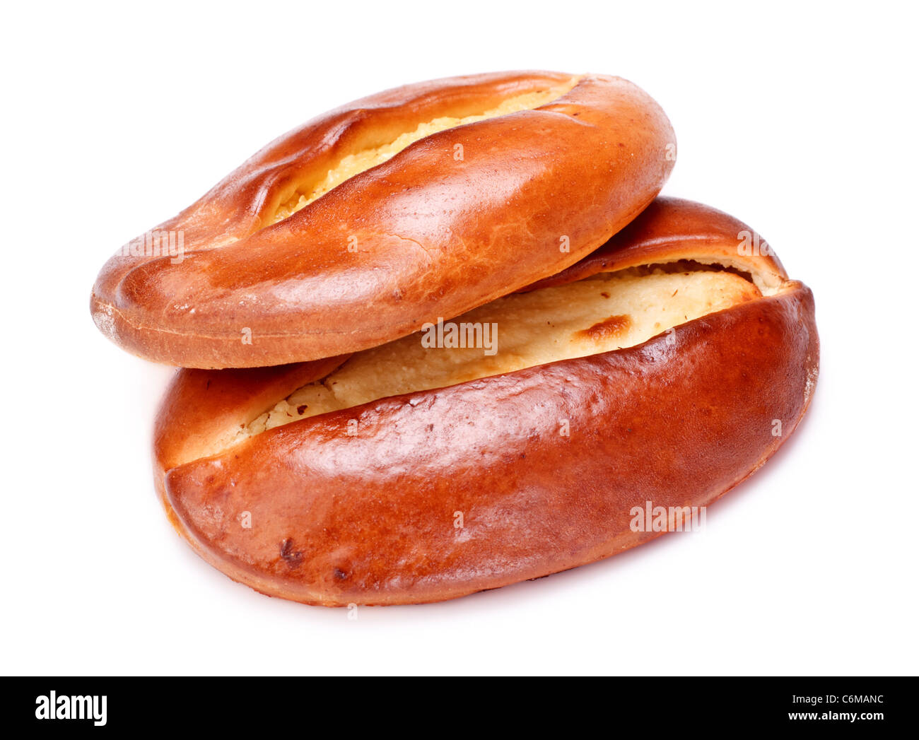 zwei Kuchen mit Quark Füllung isoliert auf weiss Stockfoto