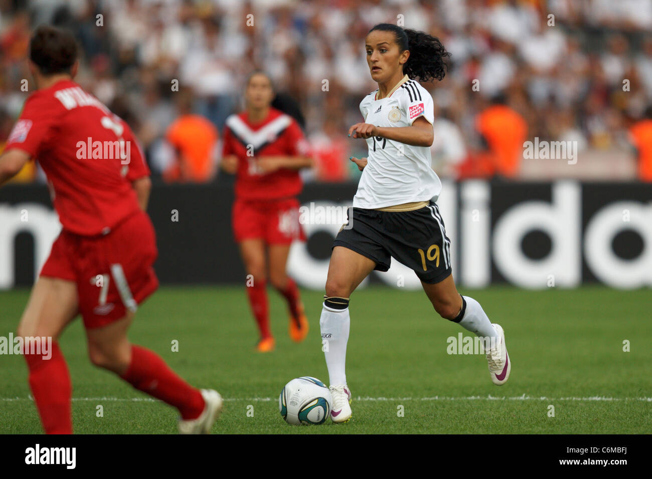 Fatmire Bajramaj Deutschlands in Aktion während das Eröffnungsspiel der FIFA Frauen WM-Fußball-Turnier gegen Kanada. Stockfoto