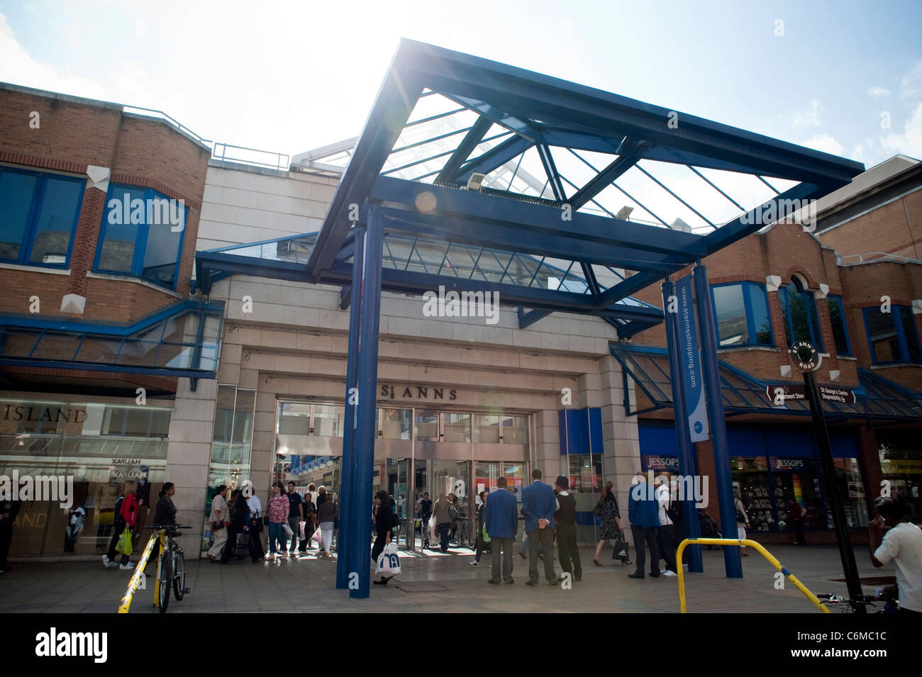 Außerhalb St. Anns Einkaufszentrum im Stadtzentrum von Harrow, einem Vorort von London, September 2011 Stockfoto