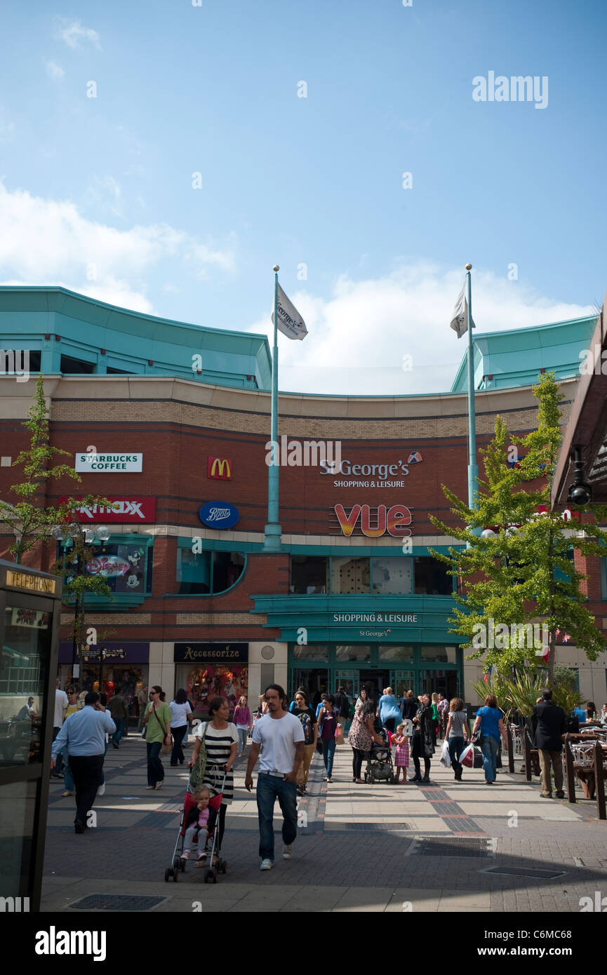 Die Vorderseite des St George es Einkaufszentrum mit Vue Kino in Harrow Stadtmitte, September 2011 Stockfoto