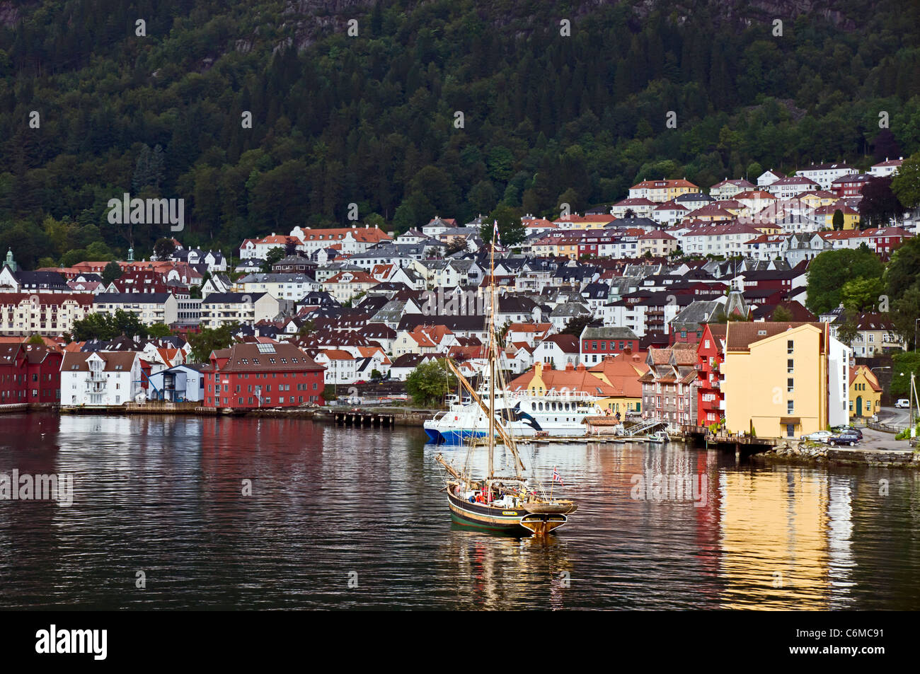 Blick auf Skutevik in Bergen Norwegen von einem Kreuzfahrtschiff mit S/J Mathilde in der Bucht Stockfoto