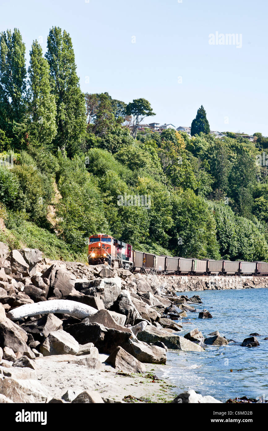 Burlington Northern und Santa Fe BNSF Railway Güterzug läuft entlang der Ufer von Puget Sound betritt Richmond Beach Washington Stockfoto