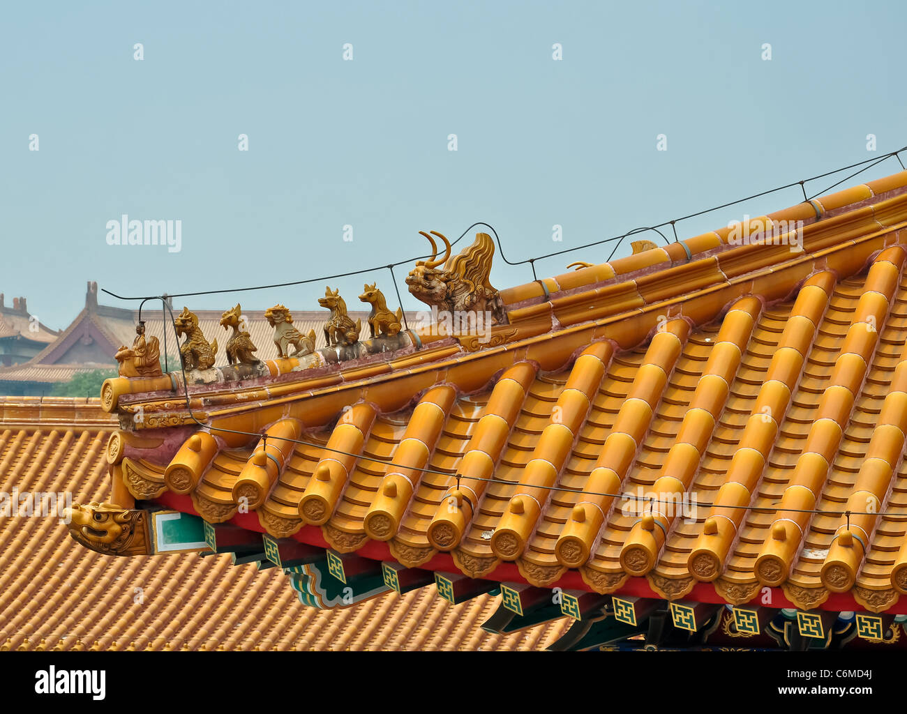 Detailansicht der geschnitzten Figuren auf einem bunten chinesischen Dach in Beijings verbotene Stadt Stockfoto