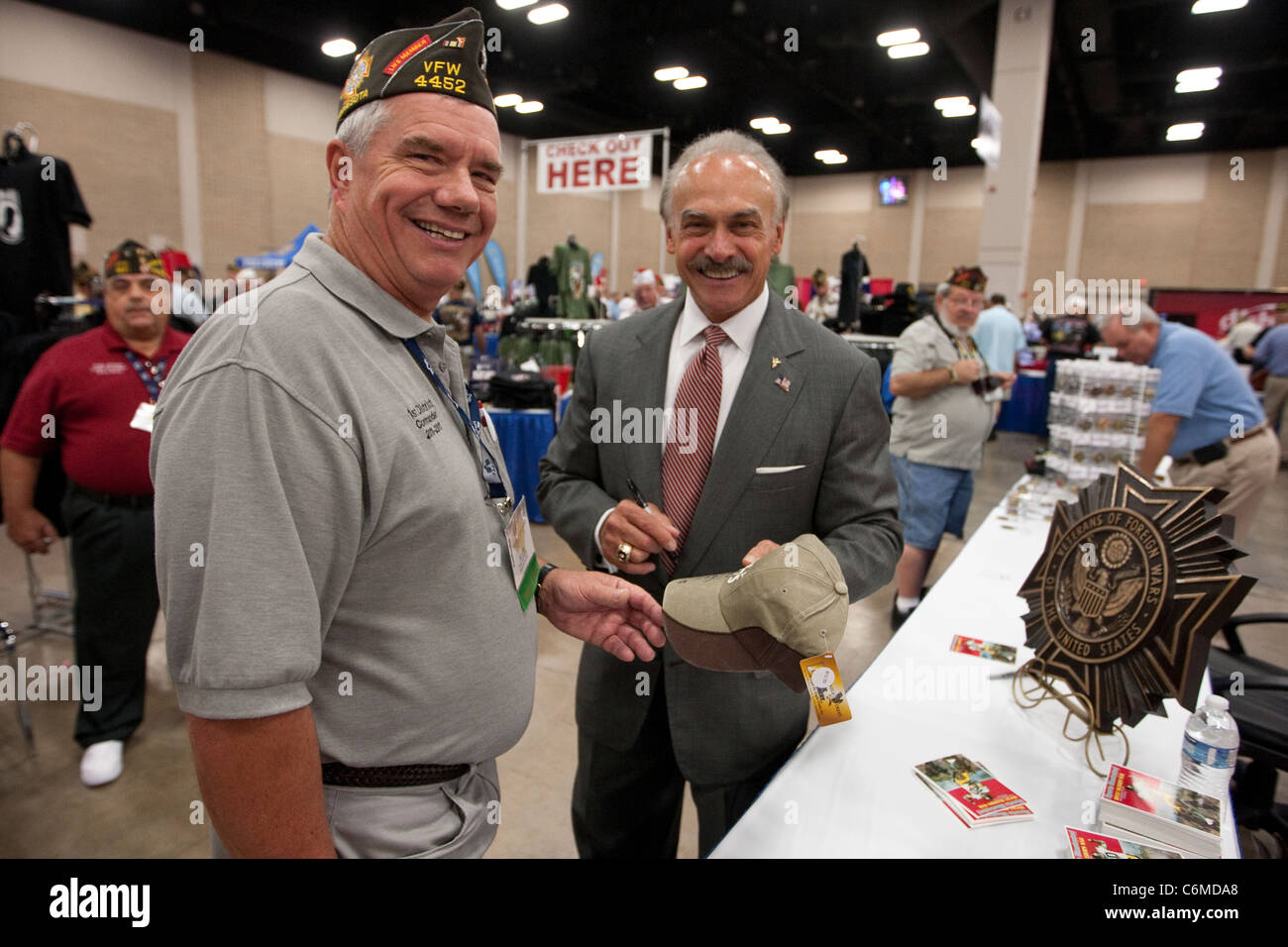 Der ehemalige NFL-Fußballstar Rocky Bleier begrüßt Militärveteranen bei der Veterans of Foreign Wars-Konferenz in San Antonio, Texas Stockfoto